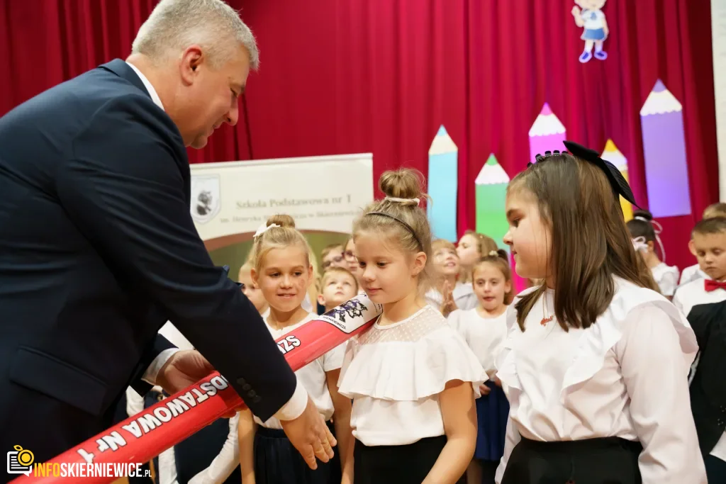 Pasowanie na ucznia w SP nr 1 w Skierniewicach - pierwszoklasiści dołączyli do społeczności szkoły 36 pasowanie na ucznia w sp nr 1 w skierniewicach pierwszoklasisci dolaczyli do spolecznosci szkoly 127 z 134 1024x683 watermarked large