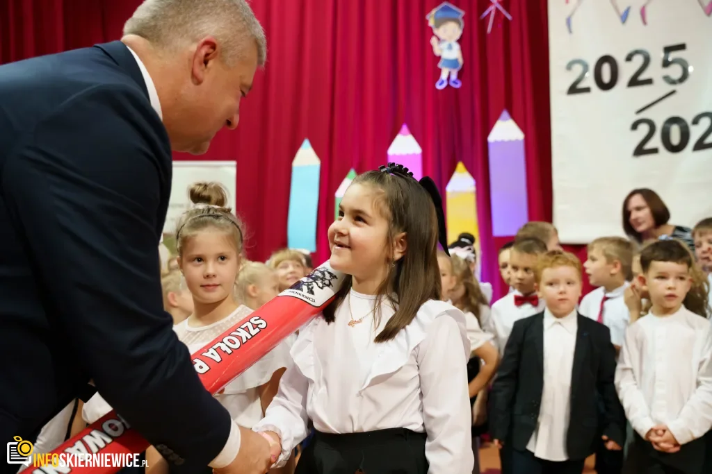 Pasowanie na ucznia w SP nr 1 w Skierniewicach - pierwszoklasiści dołączyli do społeczności szkoły 36 pasowanie na ucznia w sp nr 1 w skierniewicach pierwszoklasisci dolaczyli do spolecznosci szkoly 128 z 134 1024x683 watermarked large