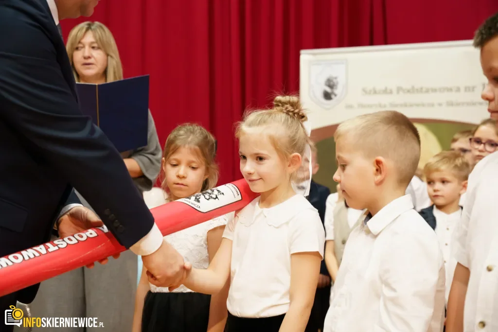 Pasowanie na ucznia w SP nr 1 w Skierniewicach - pierwszoklasiści dołączyli do społeczności szkoły 36 pasowanie na ucznia w sp nr 1 w skierniewicach pierwszoklasisci dolaczyli do spolecznosci szkoly 130 z 134 1024x683 watermarked large