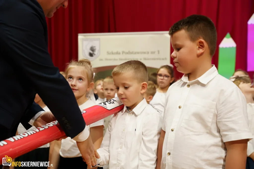Pasowanie na ucznia w SP nr 1 w Skierniewicach - pierwszoklasiści dołączyli do społeczności szkoły 36 pasowanie na ucznia w sp nr 1 w skierniewicach pierwszoklasisci dolaczyli do spolecznosci szkoly 131 z 134 1024x683 watermarked large