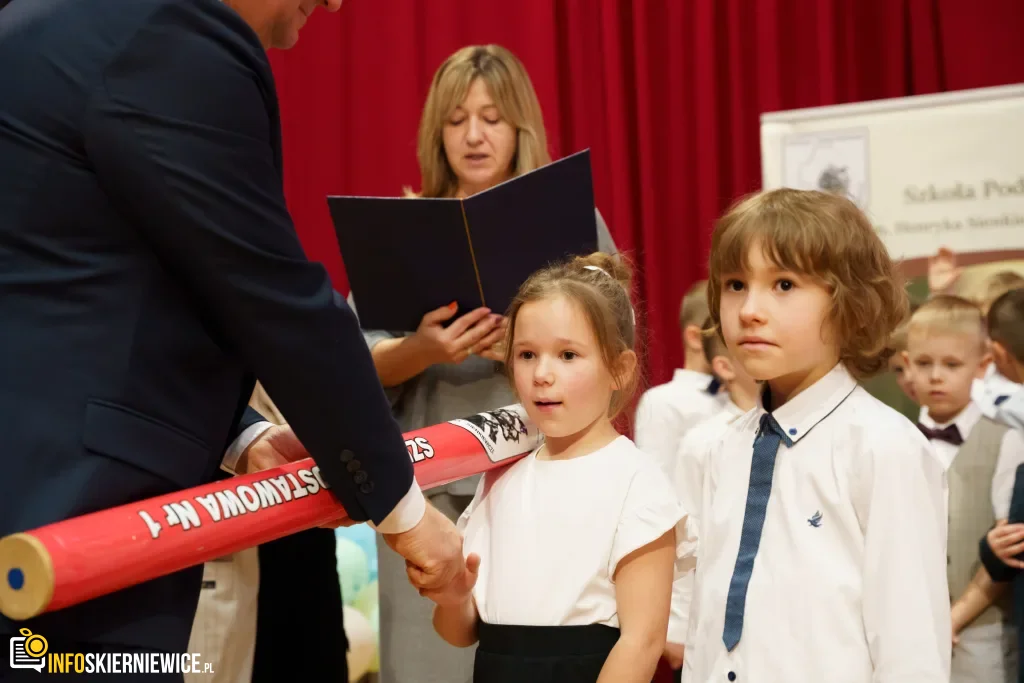 Pasowanie na ucznia w SP nr 1 w Skierniewicach - pierwszoklasiści dołączyli do społeczności szkoły 37 pasowanie na ucznia w sp nr 1 w skierniewicach pierwszoklasisci dolaczyli do spolecznosci szkoly 133 z 134 1024x683 watermarked large