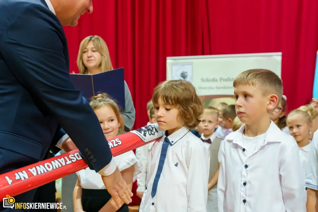 Pasowanie na ucznia w SP nr 1 w Skierniewicach - pierwszoklasiści dołączyli do społeczności szkoły 37 pasowanie na ucznia w sp nr 1 w skierniewicach pierwszoklasisci dolaczyli do spolecznosci szkoly 134 z 134 1024x683 watermarked large