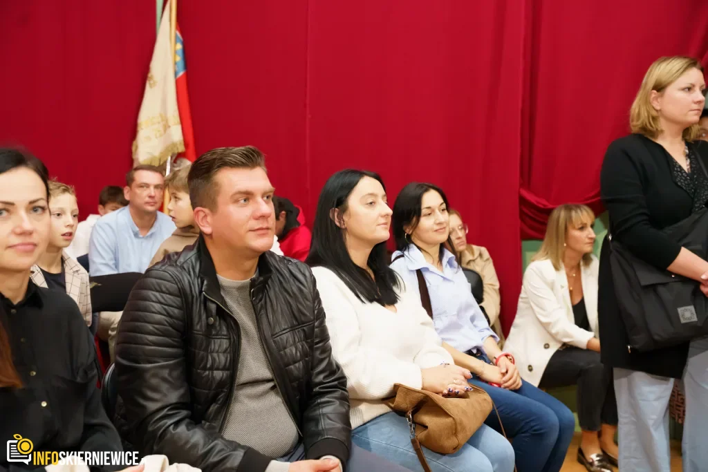 Pasowanie na ucznia w SP nr 1 w Skierniewicach - pierwszoklasiści dołączyli do społeczności szkoły 43 pasowanie na ucznia w sp nr 1 w skierniewicach pierwszoklasisci dolaczyli do spolecznosci szkoly 14 z 134 1024x683 watermarked large