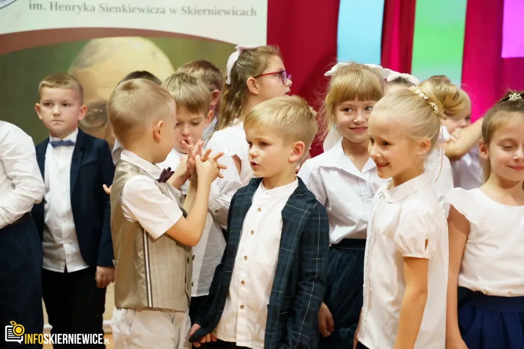 Pasowanie na ucznia w SP nr 1 w Skierniewicach - pierwszoklasiści dołączyli do społeczności szkoły 33 pasowanie na ucznia w sp nr 1 w skierniewicach pierwszoklasisci dolaczyli do spolecznosci szkoly 2 z 134 1024x683 watermarked large