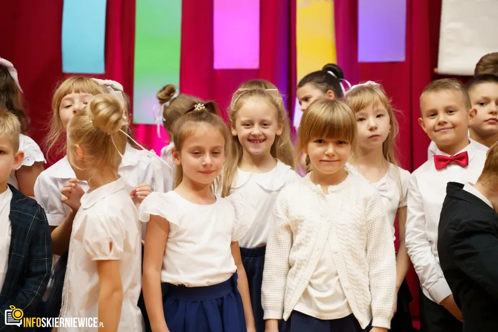 Pasowanie na ucznia w SP nr 1 w Skierniewicach - pierwszoklasiści dołączyli do społeczności szkoły 38 pasowanie na ucznia w sp nr 1 w skierniewicach pierwszoklasisci dolaczyli do spolecznosci szkoly 3 z 134 1024x683 watermarked large