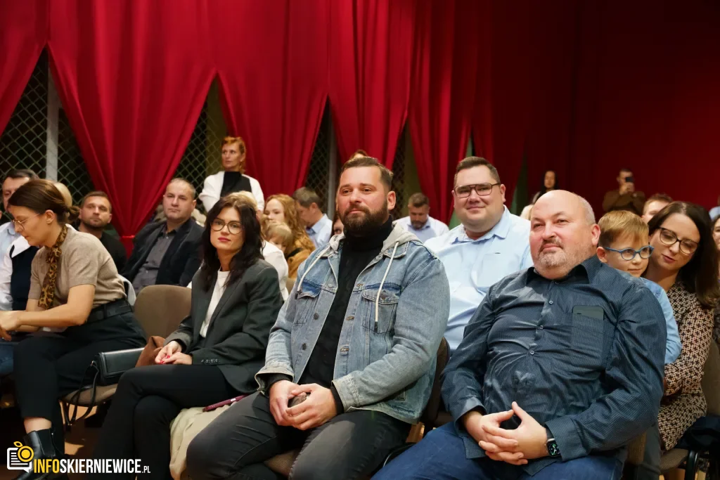 Pasowanie na ucznia w SP nr 1 w Skierniewicach - pierwszoklasiści dołączyli do społeczności szkoły 33 pasowanie na ucznia w sp nr 1 w skierniewicach pierwszoklasisci dolaczyli do spolecznosci szkoly 5 z 134 1024x683 watermarked large