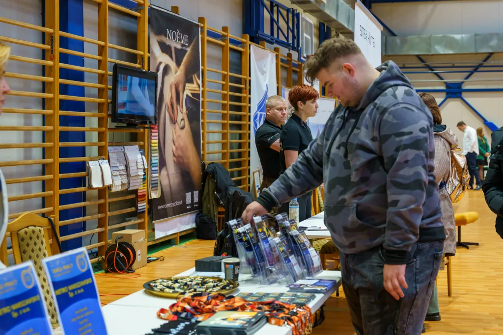 Skierniewickie Targi Pracy wracają po 20 latach. Hitem 4-dniowy tydzień i deficyt specjalistów 38 targi pracy 2025 zdjecia w hali osrodka sportu i rekreacji 20 z 51