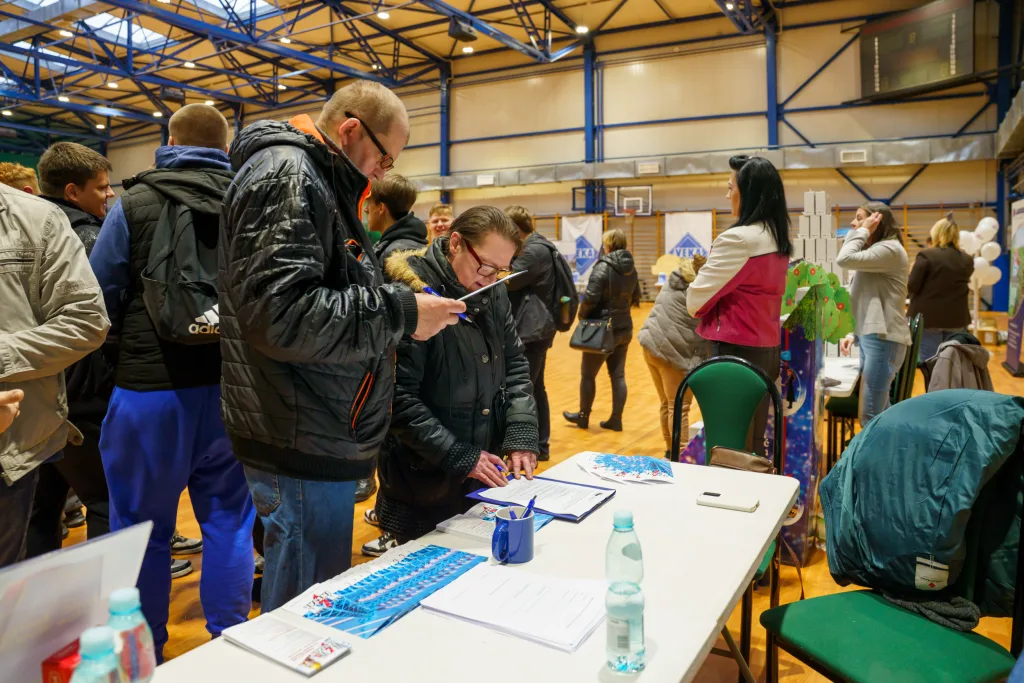 Skierniewickie Targi Pracy wracają po 20 latach. Hitem 4-dniowy tydzień i deficyt specjalistów 36 targi pracy 2025 zdjecia w hali osrodka sportu i rekreacji 5 z 51