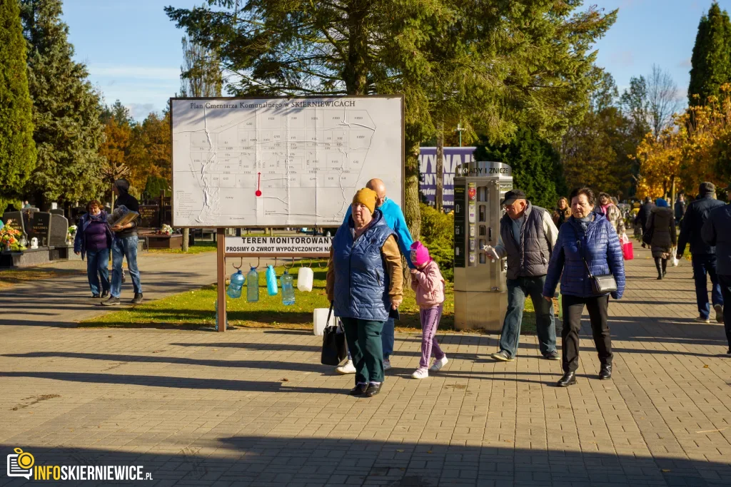 wszystkich swietych 2025 zwiekszony ruch i utrudnienia przy cmentarzu komunalnym w skierniewicach 10 z 43 1024x683 watermarked large
