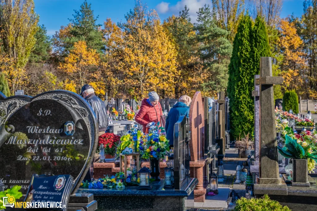 wszystkich swietych 2025 zwiekszony ruch i utrudnienia przy cmentarzu komunalnym w skierniewicach 13 z 43 1024x683 watermarked large