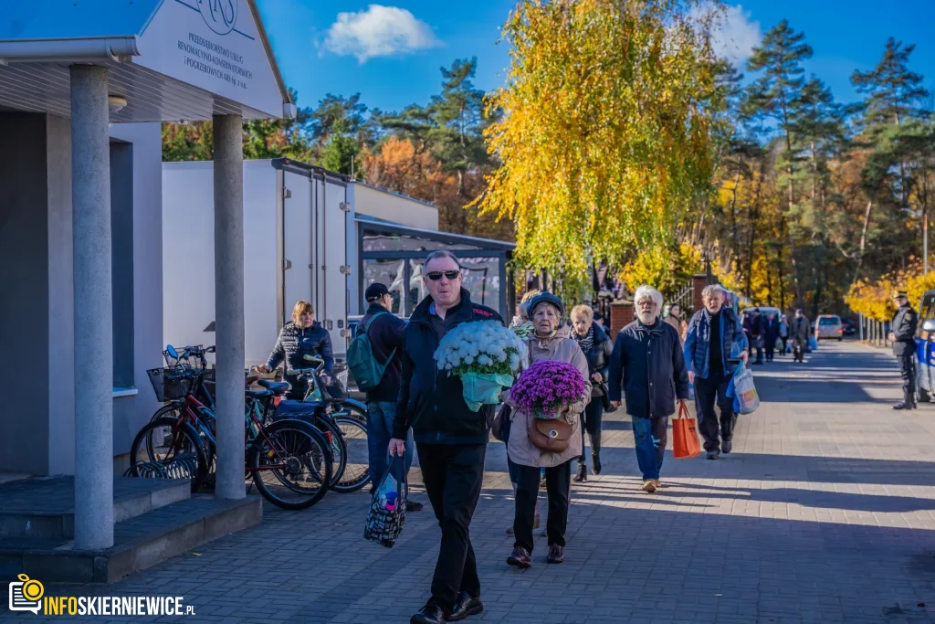 wszystkich swietych 2025 zwiekszony ruch i utrudnienia przy cmentarzu komunalnym w skierniewicach 20 z 43 1024x683 watermarked large