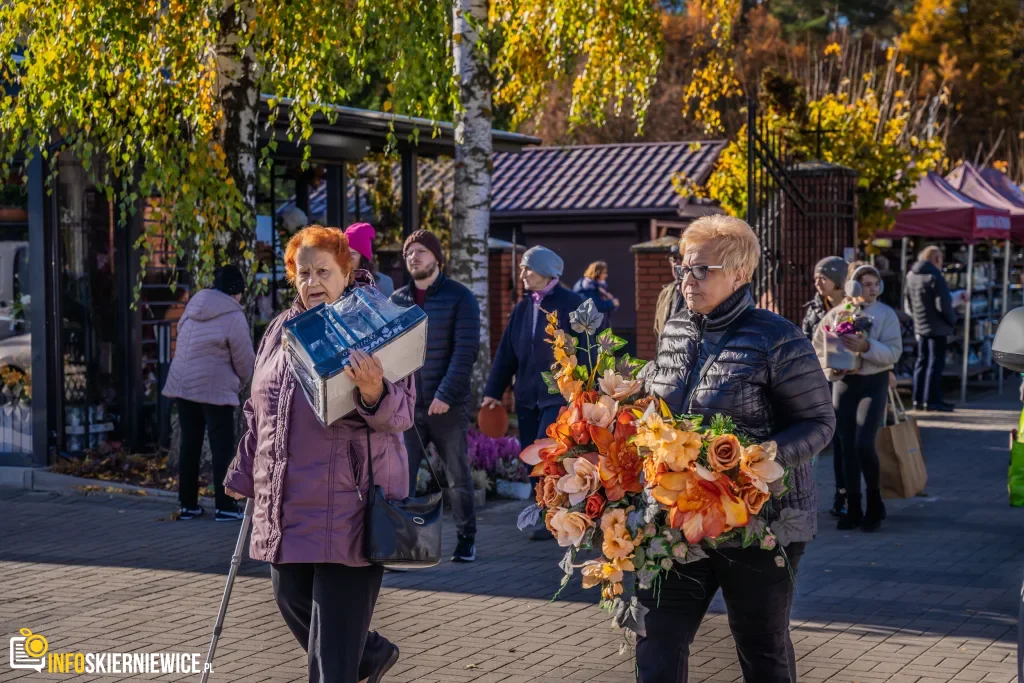 wszystkich swietych 2025 zwiekszony ruch i utrudnienia przy cmentarzu komunalnym w skierniewicach 22 z 43 1024x683 watermarked large