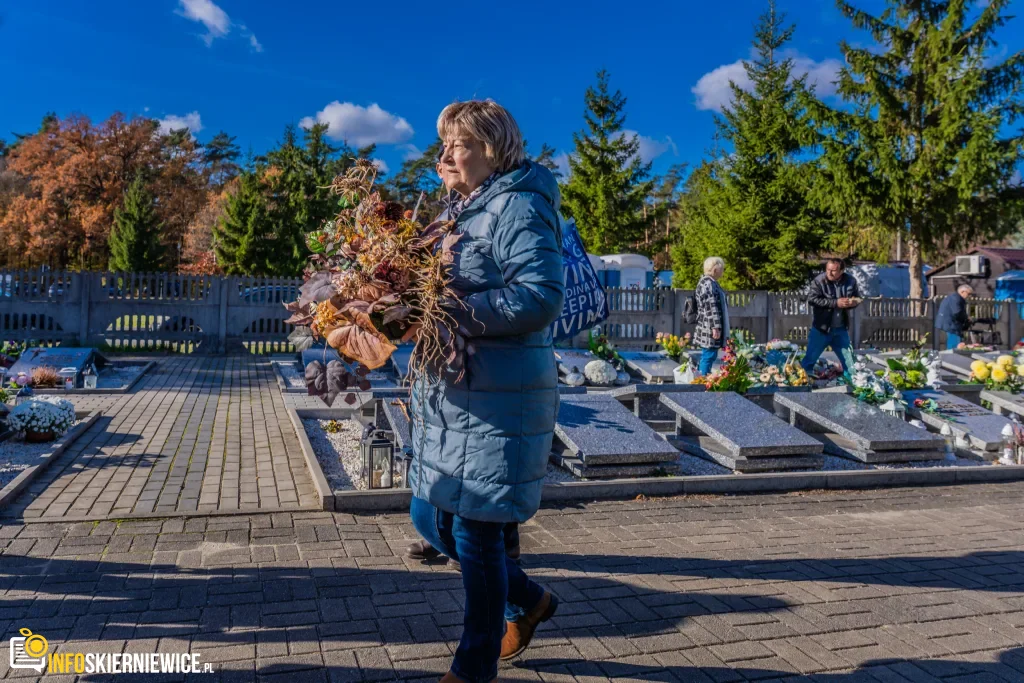 wszystkich swietych 2025 zwiekszony ruch i utrudnienia przy cmentarzu komunalnym w skierniewicach 24 z 43 1024x683 watermarked large