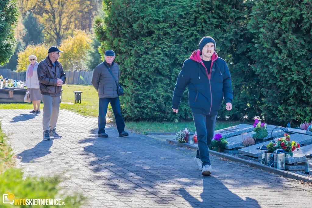 wszystkich swietych 2025 zwiekszony ruch i utrudnienia przy cmentarzu komunalnym w skierniewicach 27 z 43 1024x683 watermarked large