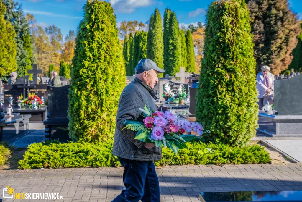 wszystkich swietych 2025 zwiekszony ruch i utrudnienia przy cmentarzu komunalnym w skierniewicach 28 z 43 1024x683 watermarked large