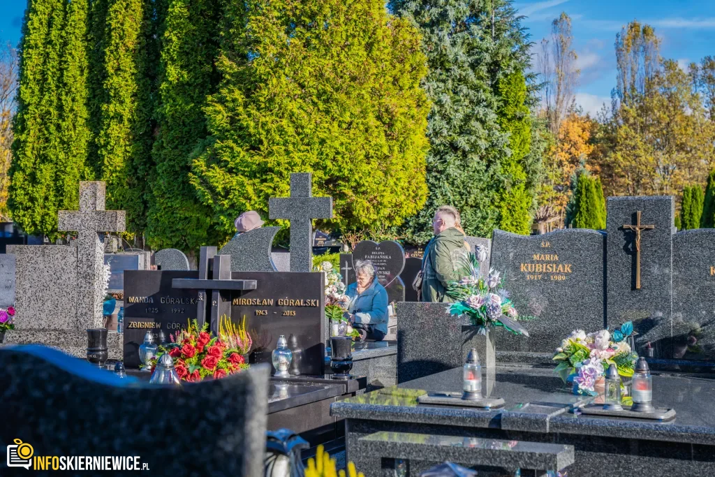 wszystkich swietych 2025 zwiekszony ruch i utrudnienia przy cmentarzu komunalnym w skierniewicach 30 z 43 1024x683 watermarked large