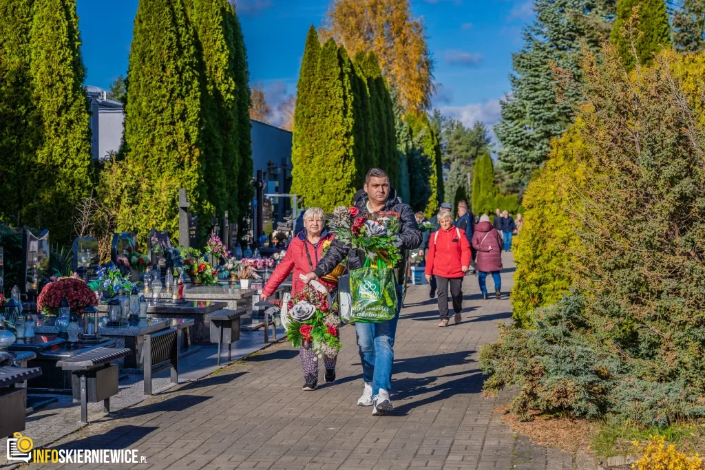 wszystkich swietych 2025 zwiekszony ruch i utrudnienia przy cmentarzu komunalnym w skierniewicach 32 z 43 1024x683 watermarked large