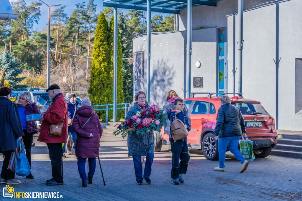 wszystkich swietych 2025 zwiekszony ruch i utrudnienia przy cmentarzu komunalnym w skierniewicach 36 z 43 1024x683 watermarked large