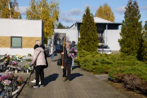 wszystkich swietych 2025 zwiekszony ruch i utrudnienia przy cmentarzu komunalnym w skierniewicach 4 z 43