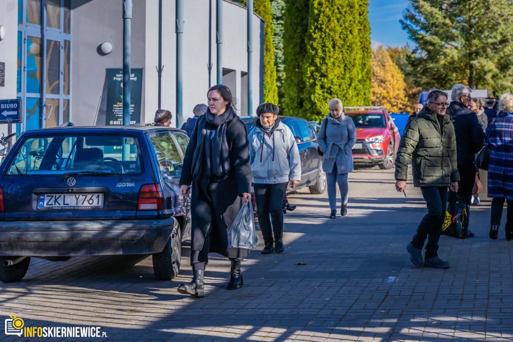 wszystkich swietych 2025 zwiekszony ruch i utrudnienia przy cmentarzu komunalnym w skierniewicach 43 z 43 1024x683 watermarked large