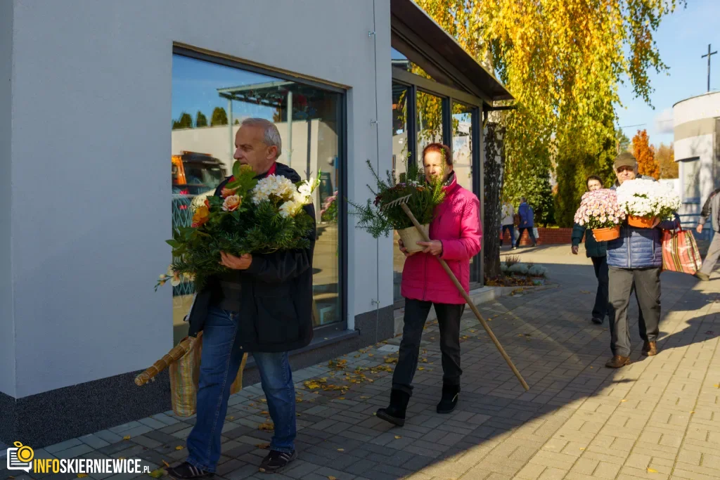 wszystkich swietych 2025 zwiekszony ruch i utrudnienia przy cmentarzu komunalnym w skierniewicach 5 z 43 1024x683 watermarked large