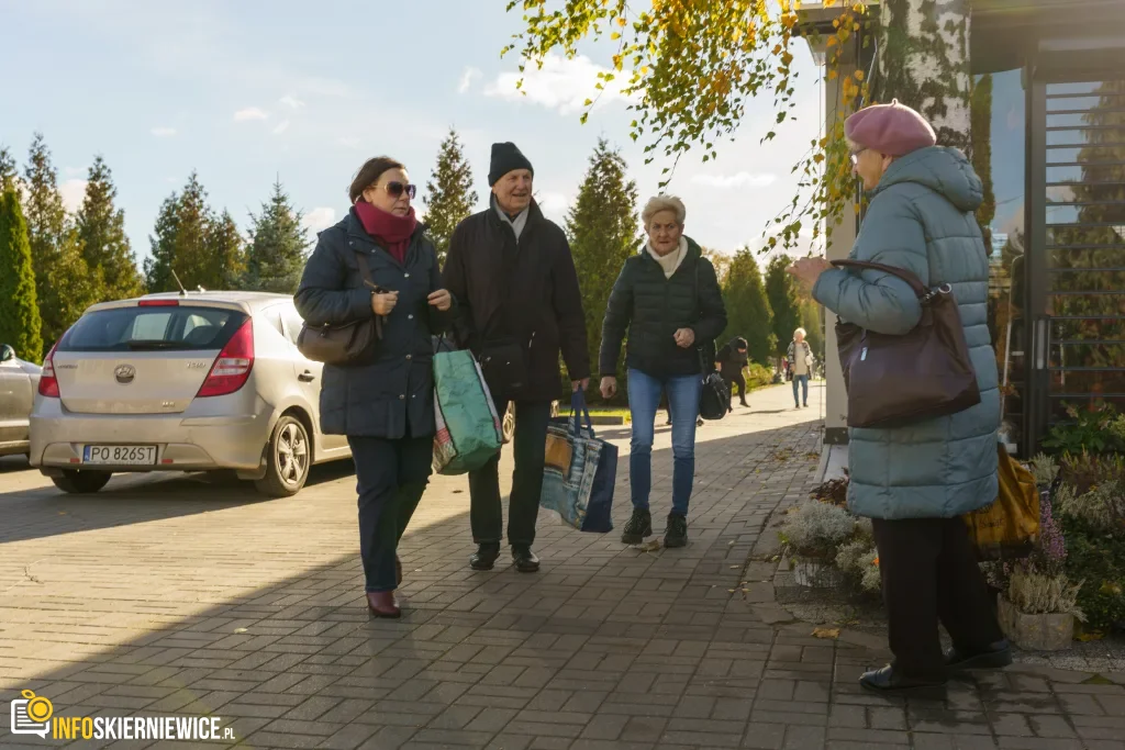 wszystkich swietych 2025 zwiekszony ruch i utrudnienia przy cmentarzu komunalnym w skierniewicach 9 z 43 1024x683 watermarked large