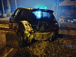Szokująca brawura w Bełchowie! Wjechał pod pociąg na ZAMKNIĘTYM przejeździe kolejowym. 6 wypadek na przejezdzie kolejowo drogowym w belchowie fot. plk sa