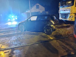 Szokująca brawura w Bełchowie! Wjechał pod pociąg na ZAMKNIĘTYM przejeździe kolejowym. 7 wypadek na przejezdzie w belchowie fot. plk sa 2