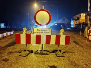 Szokująca brawura w Bełchowie! Wjechał pod pociąg na ZAMKNIĘTYM przejeździe kolejowym. 8 wypadek na przejezdzie w belchowie fot. plk sa 3