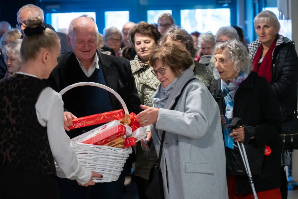 Miejski Dzień Seniora 2025 w Skierniewicach - pierwsza tura. „Krawczyk Forever” w Kinoteatrze Polonez 38 2025 11 12 14 11 01.25