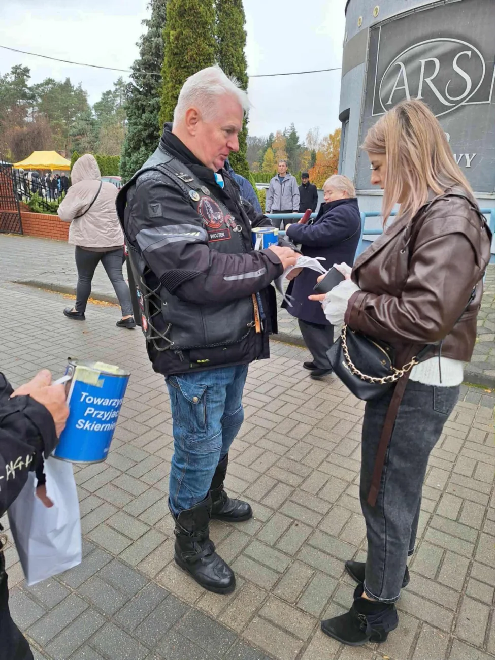 25. kwesta w Skierniewicach - ponad 21 000 zł na ratowanie nagrobków 33 573068797 1685871719416655 1868703609992355434 n