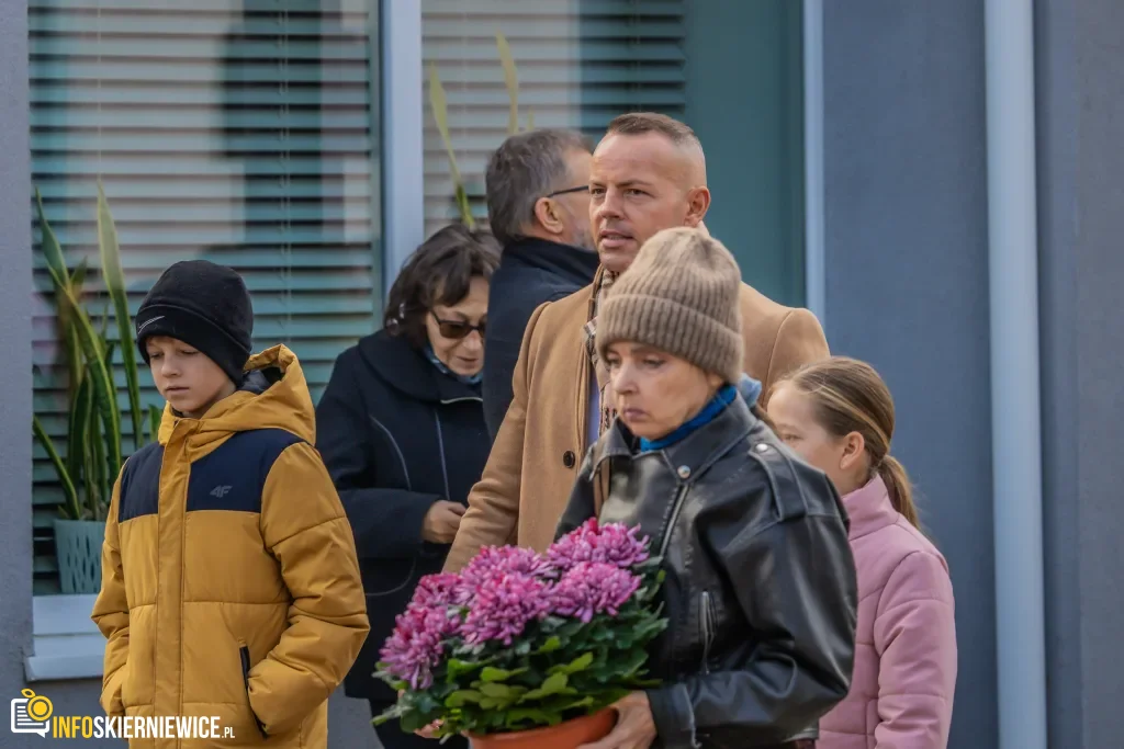 Tłumy na Skierniewickim Cmentarzu Komunalnym przy ul. Strobowskiej w sobotę 1 listopada 35 skierniewice tlumy na cmentarzu komunalnym przy ul. strobowskiej w sobote 1 listopada 10 z 71 1024x683 watermarked large