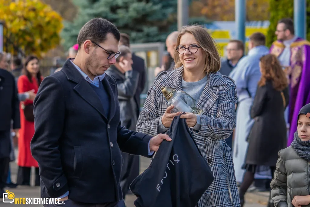 Tłumy na Skierniewickim Cmentarzu Komunalnym przy ul. Strobowskiej w sobotę 1 listopada 39 skierniewice tlumy na cmentarzu komunalnym przy ul. strobowskiej w sobote 1 listopada 11 z 71 1024x683 watermarked large