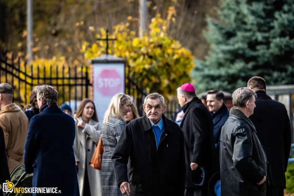 Tłumy na Skierniewickim Cmentarzu Komunalnym przy ul. Strobowskiej w sobotę 1 listopada 38 skierniewice tlumy na cmentarzu komunalnym przy ul. strobowskiej w sobote 1 listopada 12 z 71 1024x683 watermarked large