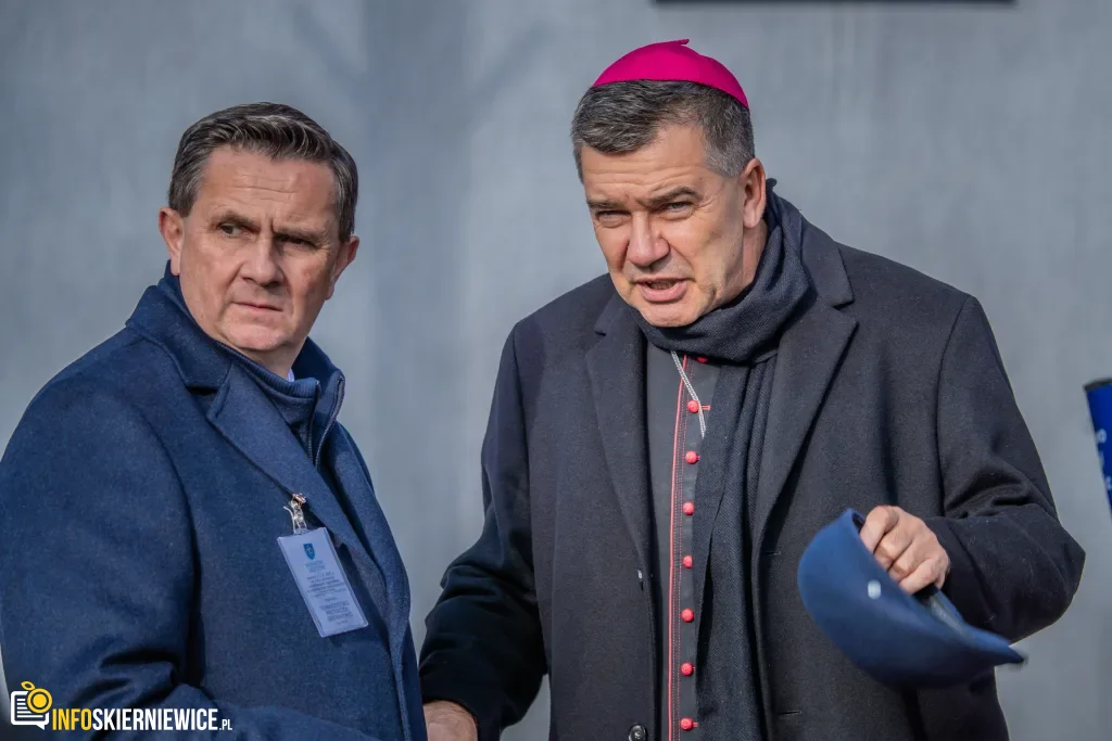 Tłumy na Skierniewickim Cmentarzu Komunalnym przy ul. Strobowskiej w sobotę 1 listopada 37 skierniewice tlumy na cmentarzu komunalnym przy ul. strobowskiej w sobote 1 listopada 15 z 71 1024x683 watermarked large