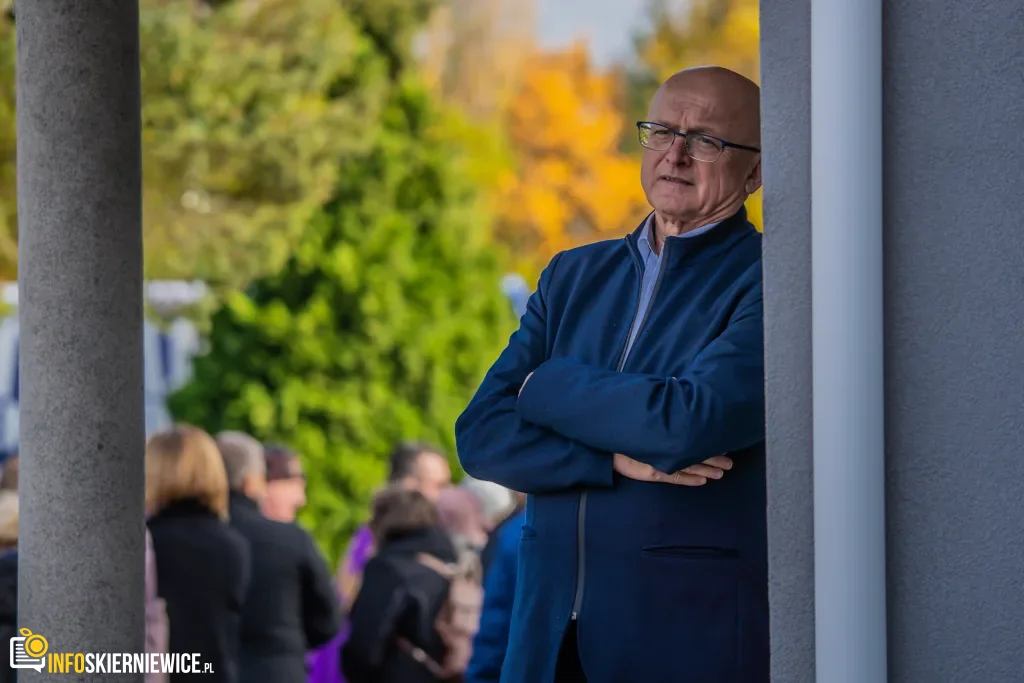 Tłumy na Skierniewickim Cmentarzu Komunalnym przy ul. Strobowskiej w sobotę 1 listopada 37 skierniewice tlumy na cmentarzu komunalnym przy ul. strobowskiej w sobote 1 listopada 17 z 71 1024x683 watermarked large