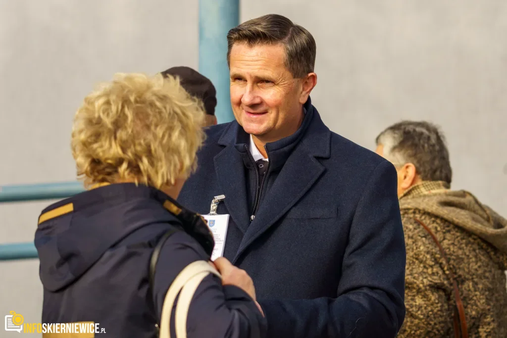Tłumy na Skierniewickim Cmentarzu Komunalnym przy ul. Strobowskiej w sobotę 1 listopada 38 skierniewice tlumy na cmentarzu komunalnym przy ul. strobowskiej w sobote 1 listopada 18 z 71 1024x683 watermarked large