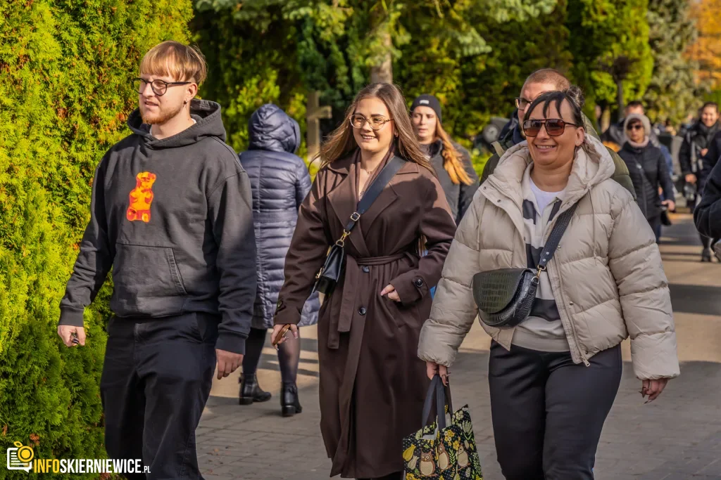 Tłumy na Skierniewickim Cmentarzu Komunalnym przy ul. Strobowskiej w sobotę 1 listopada 38 skierniewice tlumy na cmentarzu komunalnym przy ul. strobowskiej w sobote 1 listopada 2 z 71 1024x683 watermarked large