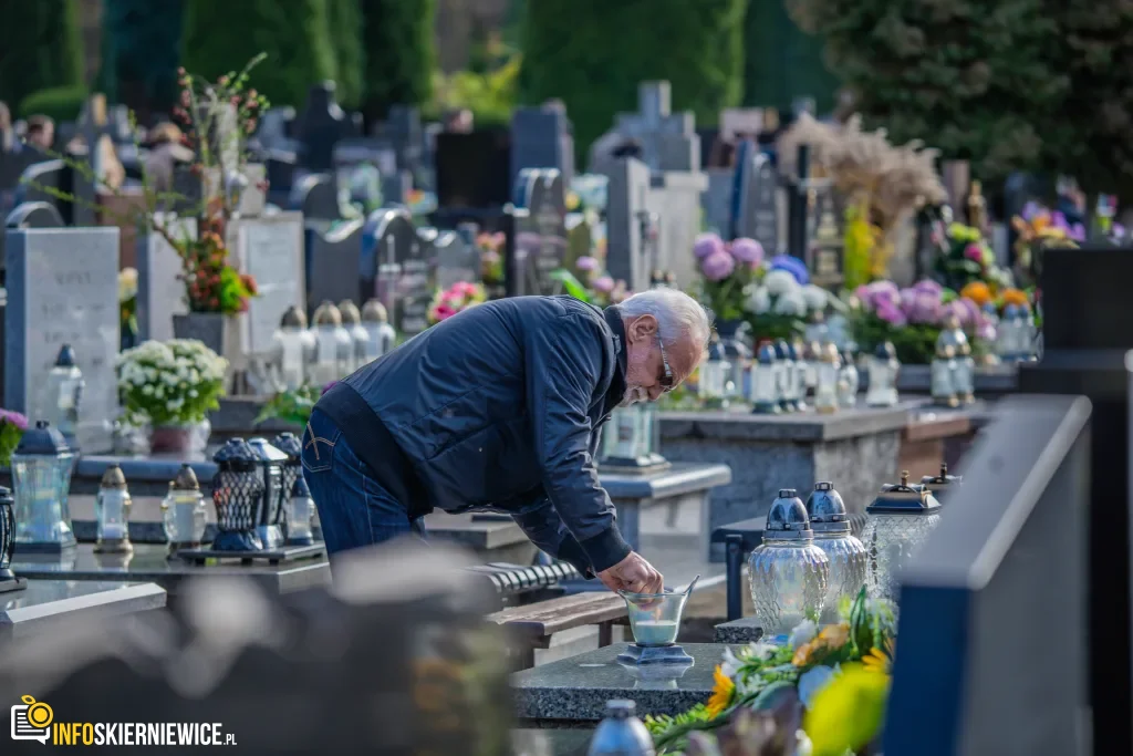 Tłumy na Skierniewickim Cmentarzu Komunalnym przy ul. Strobowskiej w sobotę 1 listopada 38 skierniewice tlumy na cmentarzu komunalnym przy ul. strobowskiej w sobote 1 listopada 20 z 71 1024x683 watermarked large