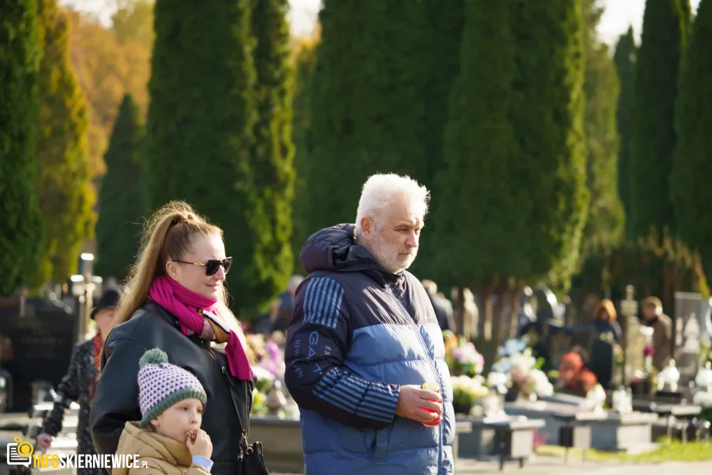 Tłumy na Skierniewickim Cmentarzu Komunalnym przy ul. Strobowskiej w sobotę 1 listopada 38 skierniewice tlumy na cmentarzu komunalnym przy ul. strobowskiej w sobote 1 listopada 22 z 71 1024x683 watermarked large