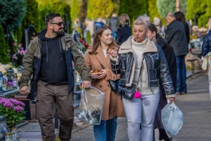 skierniewice tlumy na cmentarzu komunalnym przy ul. strobowskiej w sobote 1 listopada 3 z 71