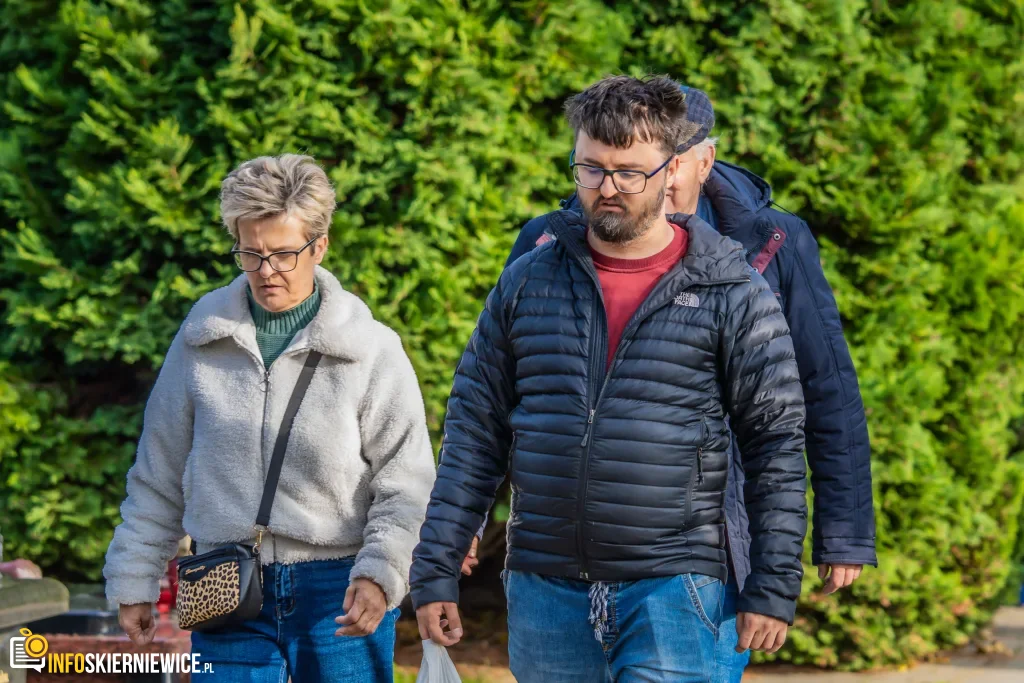 skierniewice tlumy na cmentarzu komunalnym przy ul. strobowskiej w sobote 1 listopada 59 z 71 1024x683 watermarked large
