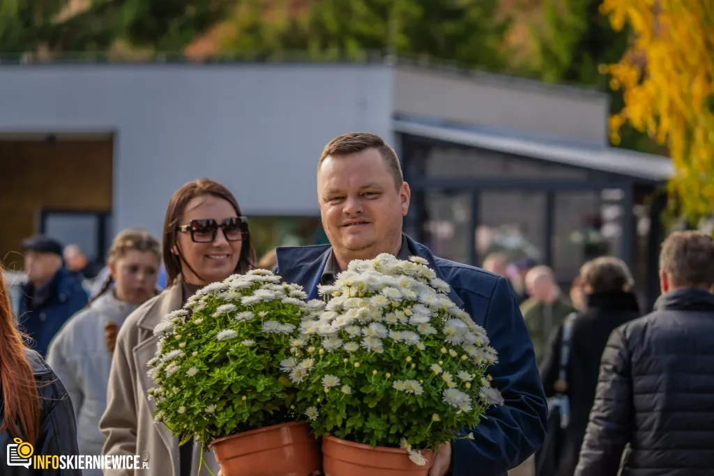Tłumy na Skierniewickim Cmentarzu Komunalnym przy ul. Strobowskiej w sobotę 1 listopada 33 skierniewice tlumy na cmentarzu komunalnym przy ul. strobowskiej w sobote 1 listopada 7 z 71 1024x683 watermarked large