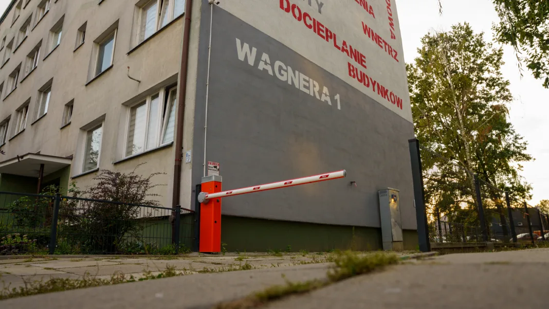 Parking przy ul. Wagnera 1 w Skierniewicach, o który toczył się spór w Radzie Miasta.