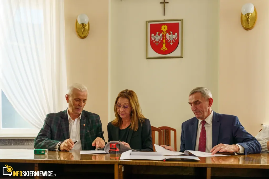 Niespełna 300 tys. złotych na „Wyjście z Klasą” - Dofinansowanie dla 22 Szkół z Powiatu Skierniewickiego 37 wyjscie z klasa niespelna 300 tys. zl dla uczniow z powiatu skierniewickiego 15 z 44 1024x683 watermarked large