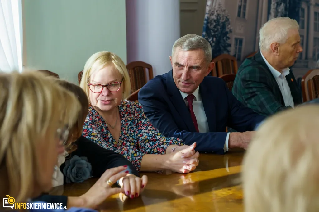 Niespełna 300 tys. złotych na „Wyjście z Klasą” - Dofinansowanie dla 22 Szkół z Powiatu Skierniewickiego 34 wyjscie z klasa niespelna 300 tys. zl dla uczniow z powiatu skierniewickiego 2 z 44 1024x683 watermarked large