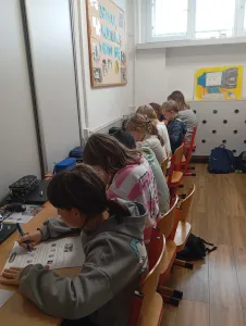 Odblaskowa Szkoła w SP nr 1 w Skierniewicach - konkurs plastyczny i Mistrz przepisów drogowych rozstrzygnięte 9 zdjecie whatsapp 2025 11 14 o 18.33.56 6ca6fe45