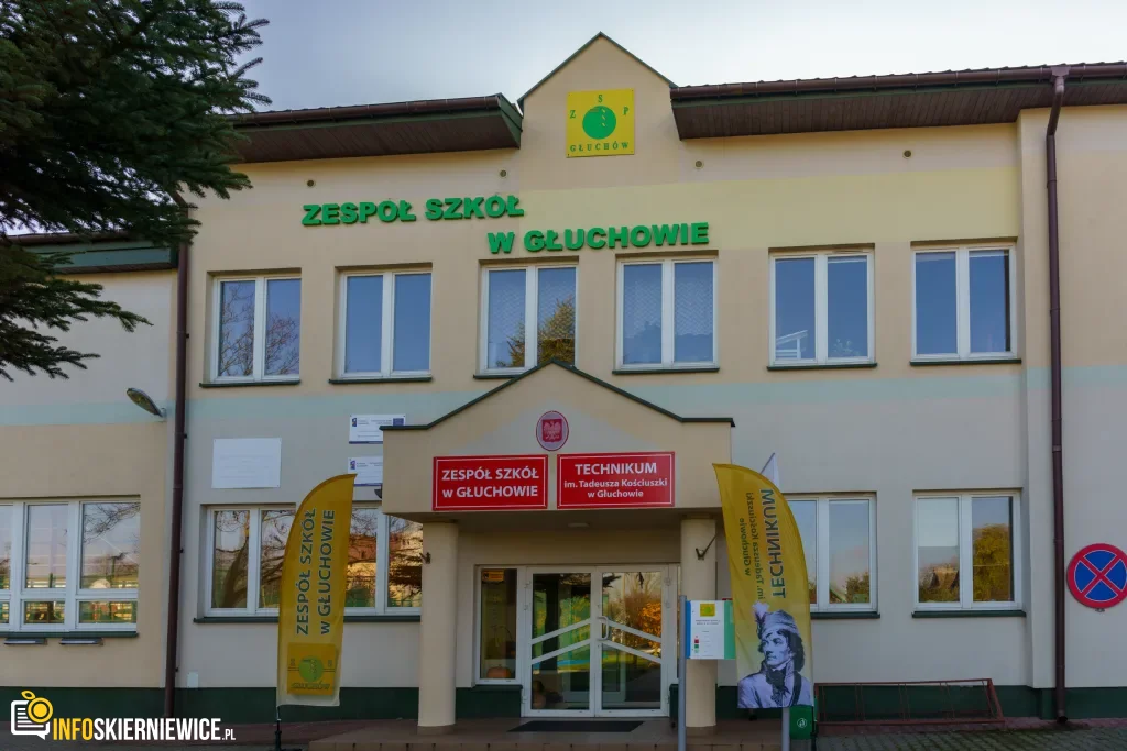 zespole szkol w gluchowie rozpoczely sie uroczystosci zwiazane z nadaniem patrona technikum 102 z 119 1024x683 watermarked large