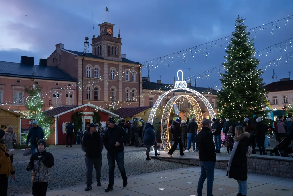 Skierniewice: Miasto Świętego Mikołaja rozświetliło Rynek! 1 2025 12 14 16 50 29 10
