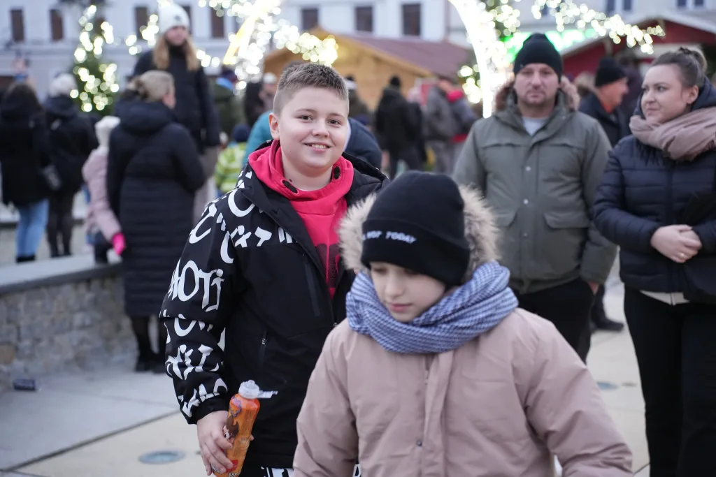 Skierniewice: Miasto Świętego Mikołaja rozświetliło Rynek! 3 2025 12 14 16 50 29 102